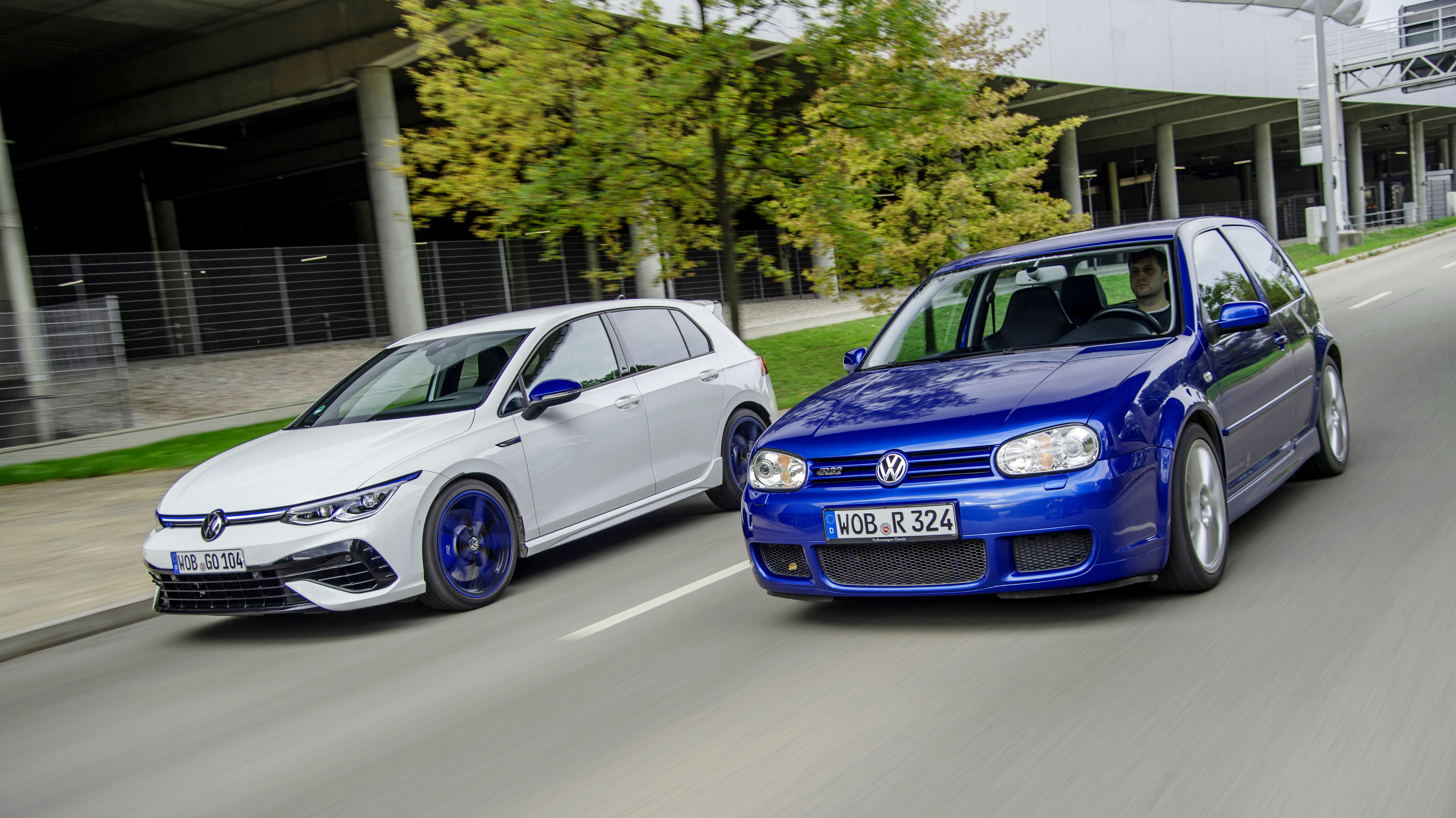 Volkswagen Golf R 20 Years (2022) vs Volkswagen Golf R32 (2002